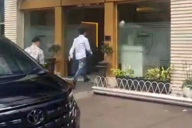 Dokter Richard Lee diperiksa sampai dini hari, dicecar dengan 73 pertanyaan. Pemeriksaan dilanjutkan pekan depan karena tersangka kelelahan. (Foto: Danu Baharuddin/Sehatcantik.id)