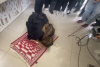Doktif sujud syukur di PN Jaksel setelah hakim menolak praperadilan Richard Lee. Status Richar Lee tetap tersangka dan akan jalani pemeriksaan. (Foto: Sehatcantik.id)