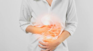 Jaga kesehatan selama puasa dengan pola makan seimbang dan cukup cairan setiap hari. (Foto: Freepik)