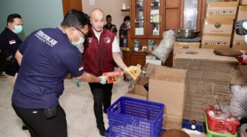 Penggerebekan pabrik kosmetik ilegal LC Beauty menguak risiko merkuri dan hidrokuinon bagi kesehatan konsumen. (Foto: Dirnarkoba Bareskrin Polri)