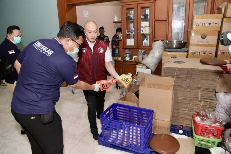 Penggerebekan pabrik kosmetik ilegal LC Beauty menguak risiko merkuri dan hidrokuinon bagi kesehatan konsumen. (Foto: Dirnarkoba Bareskrin Polri)