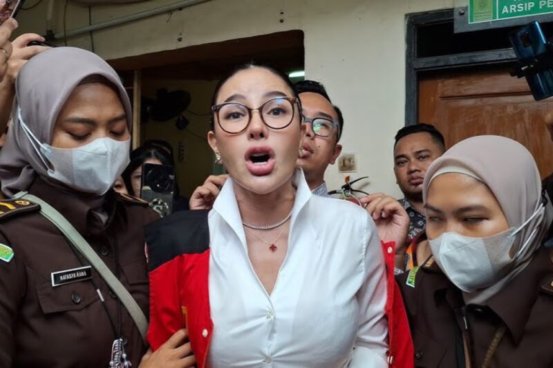 Mahkamah Agung menolak kasasi Nikita Mirzani, sehingga hukuman 6 tahun penjara tetap berlaku. (Foto: Danu Baharuddin/Sehatcantik.id)