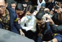 Tersangka kasus dugaan pelanggaran perlindungan konsumen Richard Lee digiring penyidik menuju ruang tahanan Polda Metro Jaya. (Foto: Sehatcantik.id)
