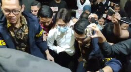 Tersangka kasus dugaan pelanggaran perlindungan konsumen Richard Lee digiring penyidik menuju ruang tahanan Polda Metro Jaya. (Foto: Sehatcantik.id)