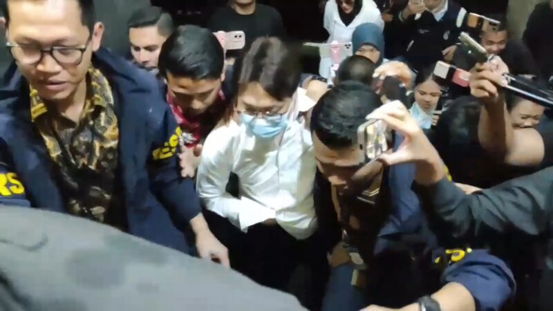 Tersangka kasus dugaan pelanggaran perlindungan konsumen Richard Lee digiring penyidik menuju ruang tahanan Polda Metro Jaya. (Foto: Sehatcantik.id)