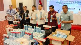 Penggerebekan Badan Pengawas Obat dan Makanan di Cengkareng membongkar peredaran ilegal gas tertawa yang dikemas ulang dan dijual secara online. (Foto: Danu Baharuddin/Sehatcantik.id)