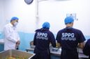 Taruna Ikrar menyimak penjelasan petugas dapur di fasilitas SPPG, memastikan semua langkah pengolahan makanan berjalan sesuai standar. (Foto: BPOM RI)