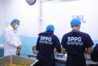 Taruna Ikrar menyimak penjelasan petugas dapur di fasilitas SPPG, memastikan semua langkah pengolahan makanan berjalan sesuai standar. (Foto: BPOM RI)