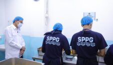 Taruna Ikrar menyimak penjelasan petugas dapur di fasilitas SPPG, memastikan semua langkah pengolahan makanan berjalan sesuai standar. (Foto: BPOM RI)