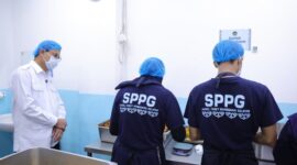 Taruna Ikrar menyimak penjelasan petugas dapur di fasilitas SPPG, memastikan semua langkah pengolahan makanan berjalan sesuai standar. (Foto: BPOM RI)