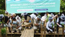 Caption:
Menuju net zero carbon, industri farmasi berupaya mengurangi jejak emisi sekaligus menjaga keseimbangan lingkungan demi kesehatan generasi mendatang. (Foto: BBPOM)