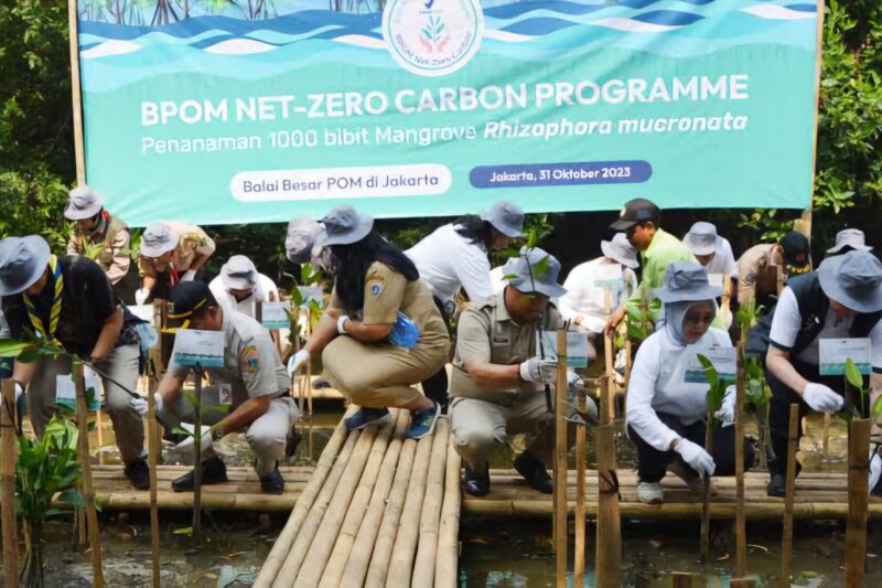 Caption:
Menuju net zero carbon, industri farmasi berupaya mengurangi jejak emisi sekaligus menjaga keseimbangan lingkungan demi kesehatan generasi mendatang. (Foto: BBPOM)