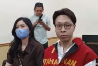 Reni Effendi mendampingi Richard Lee saat menjalani sidang kasus dugaan pelanggaran perlindungan konsumen di PN Tangerang. (Foto: PN Tangerang)