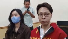 Reni Effendi mendampingi Richard Lee saat menjalani sidang kasus dugaan pelanggaran perlindungan konsumen di PN Tangerang. (Foto: PN Tangerang)