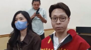 Reni Effendi mendampingi Richard Lee saat menjalani sidang kasus dugaan pelanggaran perlindungan konsumen di PN Tangerang. (Foto: PN Tangerang)