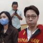 Reni Effendi mendampingi Richard Lee saat menjalani sidang kasus dugaan pelanggaran perlindungan konsumen di PN Tangerang. (Foto: PN Tangerang)