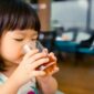 Kebiasaan kecil di meja makan bisa berdampak besar ketika menyangkut kebutuhan gizi bayi dan balita. (Foto: Frerpik)