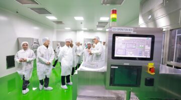 Kemenkes memperkuat industri kesehatan dalam negeri melalui investasi plasma darah dan vaksin untuk mengurangi ketergantungan impor. (Foto: Kemenkes)