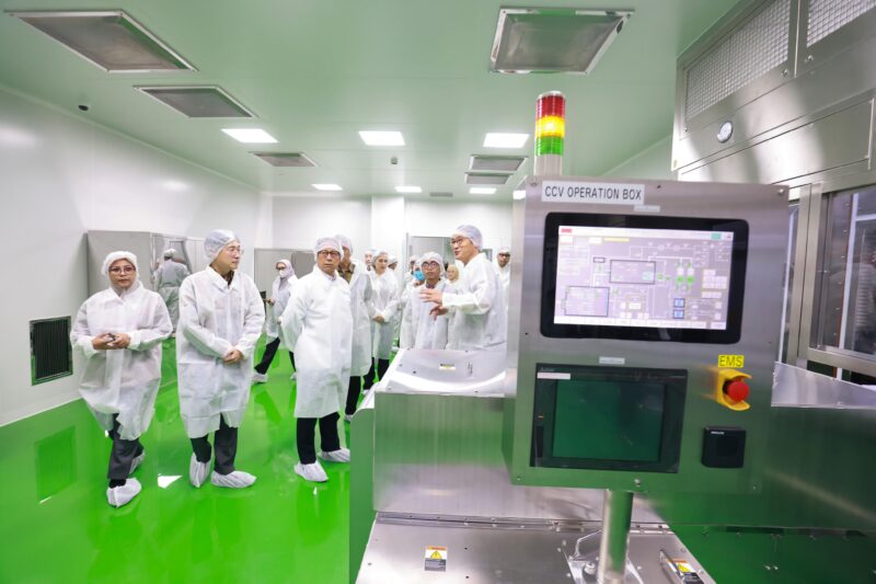 Kemenkes memperkuat industri kesehatan dalam negeri melalui investasi plasma darah dan vaksin untuk mengurangi ketergantungan impor. (Foto: Kemenkes)