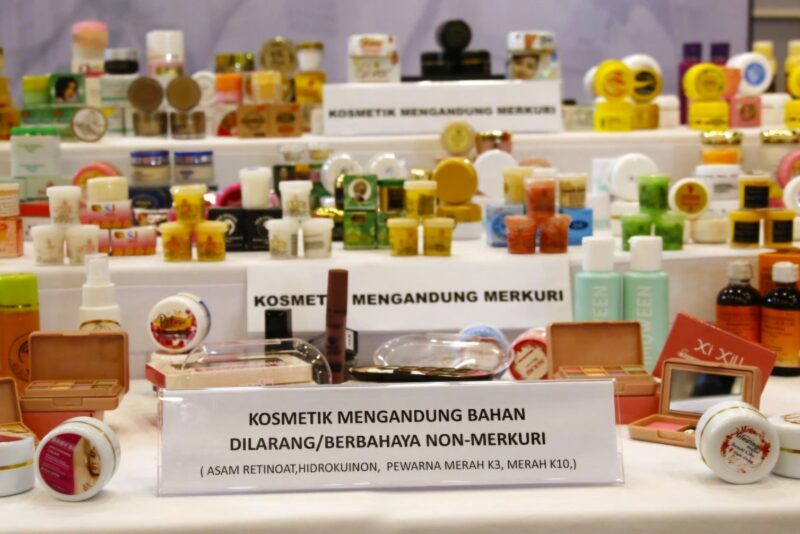 Polisi membongkar produksi kosmetik ilegal di Malang dan Kediri, menyita 1,4 ton bahan baku yang diduga tak memenuhi standar keamanan. (Foto: Sbw/Sehatcantik.id)