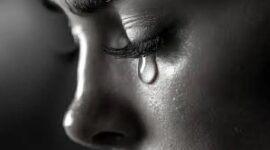 Bukan cuma soal emosi, menangis terbukti secara ilmiah bisa membuang hormon stres dan menjaga kesehatan mata. (Foto: Freepik)
