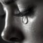 Bukan cuma soal emosi, menangis terbukti secara ilmiah bisa membuang hormon stres dan menjaga kesehatan mata. (Foto: Freepik)