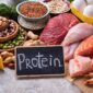 Asupan protein berlebih tanpa imbangan serat dan air dapat memperberat kerja ginjal serta mengganggu pencernaan. (Foto: Freepik)