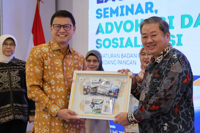 BPOM luncurkan tiga peraturan, tiga keputusan, dan 15 buku pedoman demi perkuat sistem keamanan pangan nasional berbasis sains. (Foto: Sbw/Sehatcantik.id)