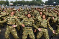 Lima Peserta SPPI Meninggal, Pemerintah Bentuk Tim Khusus Evaluasi Pelatihan

Jakarta — Kematian lima peserta Program Sarjana Penggerak Pembangunan Indonesia (SPPI) yang tengah mengikuti pelatihan calon manajer Koperasi Desa/Kelurahan Merah Putih (KDKMP) dan Kampung Nelayan Merah Putih menjadi perhatian pemerintah.

Kementerian Pertahanan bersama Kementerian Kesehatan membentuk tim investigasi gabungan untuk mencari penyebab pasti kejadian tersebut. Hasil penyelidikan nantinya akan menjadi bahan evaluasi terhadap sistem pendidikan dan pelatihan yang selama ini berjalan.

Wakil Menteri Pertahanan Donny Ermawan mengatakan tim tersebut telah mulai bekerja dengan mengumpulkan berbagai informasi, termasuk data kesehatan peserta sebelum mengikuti pelatihan.

"Terkait dengan meninggalnya lima (peserta pelatihan SPPI) ini, kami juga sudah melaksanakan atau kami sudah membentuk tim investigasi. Ini adalah gabungan antara Kementerian Pertahanan dan Kementerian Kesehatan. Kami sudah bentuk dan kami nanti akan menindaklanjuti untuk melihat atau mencari data-data tambahan kenapa kok bisa hal ini terjadi," kata Donny di Kompleks Parlemen, Jakarta.

Selain menelusuri penyebab kematian peserta, tim juga mendalami kasus gangguan paru-paru yang dialami sejumlah peserta di Satuan Pendidikan Halim. Pemerintah melakukan langkah pencegahan untuk mengantisipasi penyebaran penyakit di lingkungan pelatihan.

"Termasuk juga yang kejadian di Halim terkait dengan paru-paru, ini juga karena ada penularan di sana, ini juga kami lakukan tindakan pencegahan bersama dengan Kementerian Kesehatan," ujarnya.

Salah satu fokus investigasi adalah mengevaluasi proses pemeriksaan kesehatan peserta sebelum mengikuti pendidikan. Pemerintah akan menelusuri hasil pemeriksaan medis yang dilakukan di daerah asal masing-masing peserta.

"Kami telusuri bagaimana dulu medical check-up-nya di daerah seperti apa, apakah ada data-data tambahan. Nah, itu dulu yang kami evaluasi menggunakan tim yang sudah kami bentuk bersama tim Kementerian Kesehatan," kata Donny.

Donny menegaskan pemerintah masih memprioritaskan penyelesaian investigasi internal sebelum mengambil langkah lebih lanjut. Hingga saat ini, belum ada keputusan untuk membawa kasus tersebut ke proses hukum.

"Kami belum mengarah ke sana (proses hukum) karena kami masih investigasi internal dulu," ujarnya.

Menurut Donny, hasil investigasi akan menjadi pijakan penting untuk memperbaiki pelaksanaan pendidikan SPPI ke depan, terutama terkait aspek keselamatan dan kesehatan peserta.

"Intinya, kami ingin secepatnya selesai karena hasil investigasi ini juga penting untuk kami gunakan bagaimana kami melaksanakan pendidikan yang ada saat ini," kata Donny.

Sebelumnya, Kementerian Pertahanan juga telah mengevaluasi format pelatihan yang sebelumnya dikenal sebagai latihan dasar kemiliteran (latsarmil). Pemerintah menyatakan format tersebut tidak lagi digunakan dalam bentuk sebelumnya.

"Yang dapat kami sampaikan, format kegiatan yang sebelumnya dikenal sebagai Latsarmil telah dievaluasi dan tidak lagi digunakan dalam bentuk sebelumnya," kata Kepala Biro Informasi Pertahanan Kementerian Pertahanan Brigjen TNI Rico Ricardo Sirait.

Perubahan itu dilakukan dengan mempertimbangkan latar belakang peserta yang merupakan warga sipil. Materi teknis dan taktis kemiliteran, termasuk latihan menembak, dihapus dari kurikulum, sementara aktivitas fisik disesuaikan.

Pelatihan selanjutnya diarahkan pada pembentukan karakter, kepemimpinan, wawasan kebangsaan, kerja sama, serta kemampuan manajerial yang dibutuhkan untuk mengelola koperasi.

Pemerintah berharap evaluasi menyeluruh tersebut dapat memastikan program penguatan kapasitas calon pengelola koperasi tetap berjalan, namun dengan standar keselamatan yang lebih baik. (Foto: Antara)
