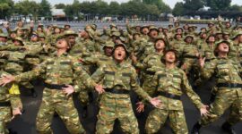 Lima Peserta SPPI Meninggal, Pemerintah Bentuk Tim Khusus Evaluasi Pelatihan

Jakarta — Kematian lima peserta Program Sarjana Penggerak Pembangunan Indonesia (SPPI) yang tengah mengikuti pelatihan calon manajer Koperasi Desa/Kelurahan Merah Putih (KDKMP) dan Kampung Nelayan Merah Putih menjadi perhatian pemerintah.

Kementerian Pertahanan bersama Kementerian Kesehatan membentuk tim investigasi gabungan untuk mencari penyebab pasti kejadian tersebut. Hasil penyelidikan nantinya akan menjadi bahan evaluasi terhadap sistem pendidikan dan pelatihan yang selama ini berjalan.

Wakil Menteri Pertahanan Donny Ermawan mengatakan tim tersebut telah mulai bekerja dengan mengumpulkan berbagai informasi, termasuk data kesehatan peserta sebelum mengikuti pelatihan.

