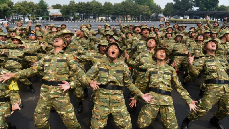 Lima Peserta SPPI Meninggal, Pemerintah Bentuk Tim Khusus Evaluasi Pelatihan

Jakarta — Kematian lima peserta Program Sarjana Penggerak Pembangunan Indonesia (SPPI) yang tengah mengikuti pelatihan calon manajer Koperasi Desa/Kelurahan Merah Putih (KDKMP) dan Kampung Nelayan Merah Putih menjadi perhatian pemerintah.

Kementerian Pertahanan bersama Kementerian Kesehatan membentuk tim investigasi gabungan untuk mencari penyebab pasti kejadian tersebut. Hasil penyelidikan nantinya akan menjadi bahan evaluasi terhadap sistem pendidikan dan pelatihan yang selama ini berjalan.

Wakil Menteri Pertahanan Donny Ermawan mengatakan tim tersebut telah mulai bekerja dengan mengumpulkan berbagai informasi, termasuk data kesehatan peserta sebelum mengikuti pelatihan.

