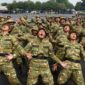 Lima Peserta SPPI Meninggal, Pemerintah Bentuk Tim Khusus Evaluasi Pelatihan

Jakarta — Kematian lima peserta Program Sarjana Penggerak Pembangunan Indonesia (SPPI) yang tengah mengikuti pelatihan calon manajer Koperasi Desa/Kelurahan Merah Putih (KDKMP) dan Kampung Nelayan Merah Putih menjadi perhatian pemerintah.

Kementerian Pertahanan bersama Kementerian Kesehatan membentuk tim investigasi gabungan untuk mencari penyebab pasti kejadian tersebut. Hasil penyelidikan nantinya akan menjadi bahan evaluasi terhadap sistem pendidikan dan pelatihan yang selama ini berjalan.

Wakil Menteri Pertahanan Donny Ermawan mengatakan tim tersebut telah mulai bekerja dengan mengumpulkan berbagai informasi, termasuk data kesehatan peserta sebelum mengikuti pelatihan.


