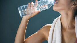 BPOM resmi memangkas batas aman migrasi BPA hingga 12 kali lebih ketat demi melindungi kesehatan masyarakat dari risiko paparan zat kimia berbahaya pada kemasan plastik. (Foto: Freepik)