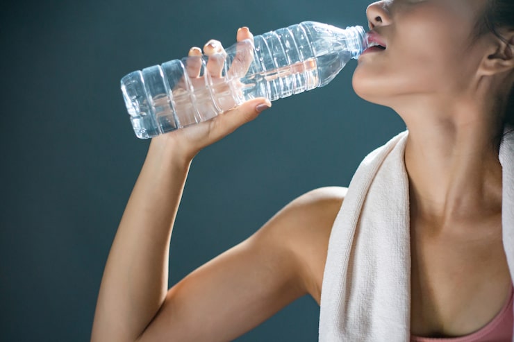 BPOM resmi memangkas batas aman migrasi BPA hingga 12 kali lebih ketat demi melindungi kesehatan masyarakat dari risiko paparan zat kimia berbahaya pada kemasan plastik. (Foto: Freepik)