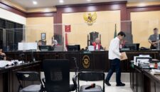 Terdakwa dr. Richard Lee memohon penundaan sidang di PN Tangerang akibat kondisi fisiknya drop, Rabu (26/8/2026). (Foto: Sehatcantik/Sbw)