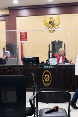 Saksi Absen, Richard Lee Lemas, Sidang Ditunda