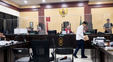 Terdakwa dr. Richard Lee memohon penundaan sidang di PN Tangerang akibat kondisi fisiknya drop, Rabu (26/8/2026). (Foto: Sehatcantik/Sbw)