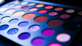 Penggunaan eyeshadow perlu memperhatikan keamanan dan legalitas produk yang digunakan. (Foto: Pexels)