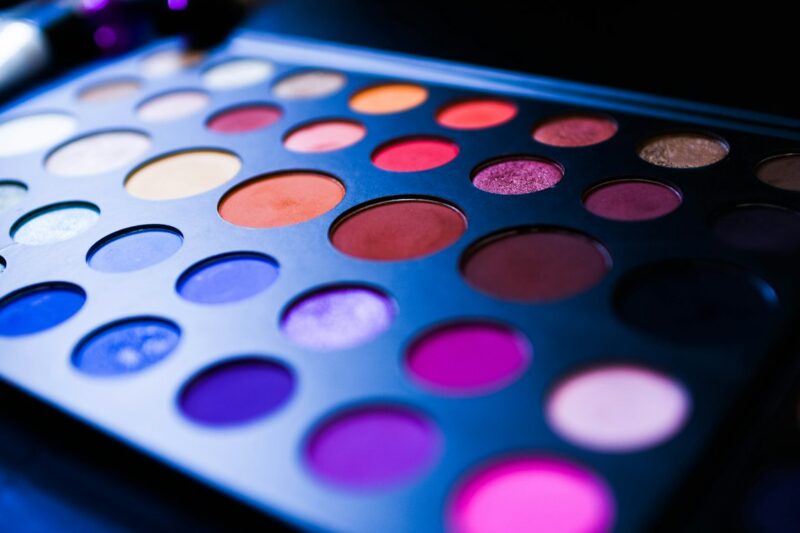 Penggunaan eyeshadow perlu memperhatikan keamanan dan legalitas produk yang digunakan. (Foto: Pexels)