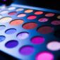 Penggunaan eyeshadow perlu memperhatikan keamanan dan legalitas produk yang digunakan. (Foto: Pexels)