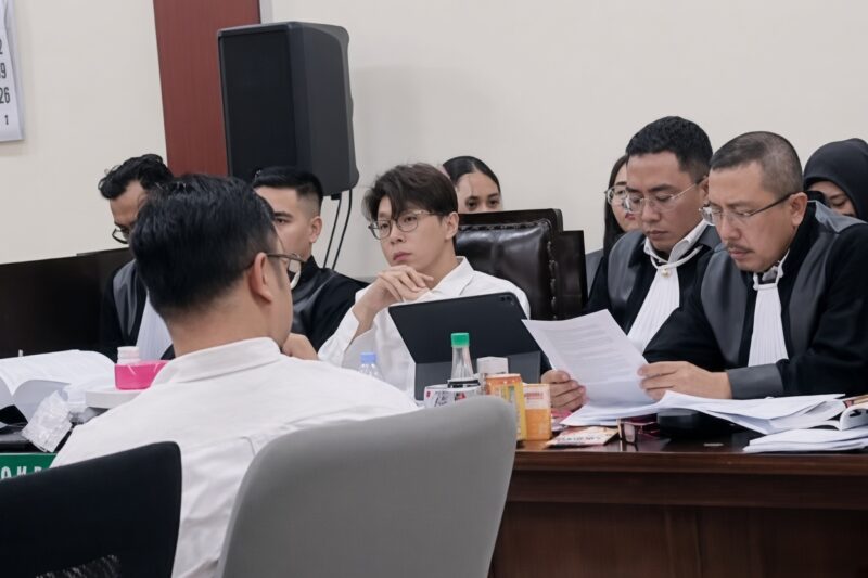 Richard Lee tampak emosional saat mencecar saksi ahli BPOM dalam sidang lanjutan perkara yang menjeratnya di Pengadilan Negeri Tangerang, Banten. (Foto: Sehatcantik.id/Sbw)