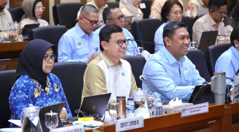 Kepala BPOM Taruna Ikrar memaparkan anggaran dan pengawasan keamanan pangan MBG dalam RDP bersama Komisi IX DPR RI. (Foto: Sehatcanatik.id/Sbw)