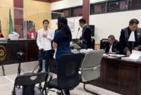 Terdakwa dr. Richard Lee mendengarkan kesaksian dari mantan Ketua Perdesti DKI Jakarta, Dr. Jenet, dalam agenda sidang pembuktian di Pengadilan Negeri Tangerang. (Sbw)