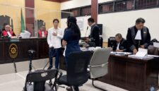 Terdakwa dr. Richard Lee mendengarkan kesaksian dari mantan Ketua Perdesti DKI Jakarta, Dr. Jenet, dalam agenda sidang pembuktian di Pengadilan Negeri Tangerang. (Sbw)