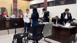 Terdakwa dr. Richard Lee mendengarkan kesaksian dari mantan Ketua Perdesti DKI Jakarta, Dr. Jenet, dalam agenda sidang pembuktian di Pengadilan Negeri Tangerang. (Sbw)