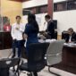 Terdakwa dr. Richard Lee mendengarkan kesaksian dari mantan Ketua Perdesti DKI Jakarta, Dr. Jenet, dalam agenda sidang pembuktian di Pengadilan Negeri Tangerang. (Sbw)
