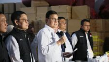 Kepala BPOM Taruna Ikrar bersama jajaran menunjukkan ratusan ribu kosmetik dan suplemen ilegal bernilai Rp25 miliar hasil penyitaan di sebuah gudang di Pakuhaji, Kabupaten Tangerang. (Foto: BPOM RI)