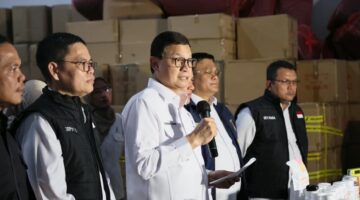 Kepala BPOM Taruna Ikrar bersama jajaran menunjukkan ratusan ribu kosmetik dan suplemen ilegal bernilai Rp25 miliar hasil penyitaan di sebuah gudang di Pakuhaji, Kabupaten Tangerang. (Foto: BPOM RI)