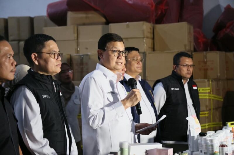Kepala BPOM Taruna Ikrar bersama jajaran menunjukkan ratusan ribu kosmetik dan suplemen ilegal bernilai Rp25 miliar hasil penyitaan di sebuah gudang di Pakuhaji, Kabupaten Tangerang. (Foto: BPOM RI)