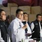 Kepala BPOM Taruna Ikrar bersama jajaran menunjukkan ratusan ribu kosmetik dan suplemen ilegal bernilai Rp25 miliar hasil penyitaan di sebuah gudang di Pakuhaji, Kabupaten Tangerang. (Foto: BPOM RI)